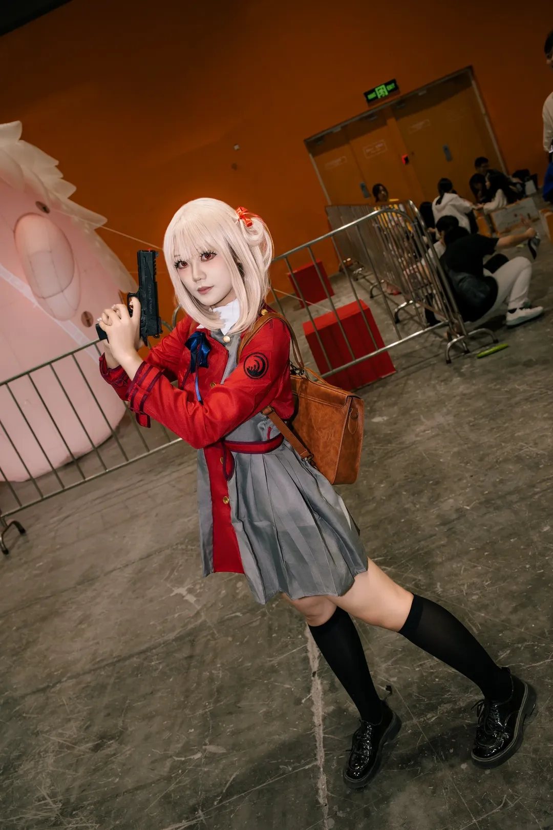 漫展返图, cosplay摄影, 场照分享, 红制服造型, 持枪cos - 第1张