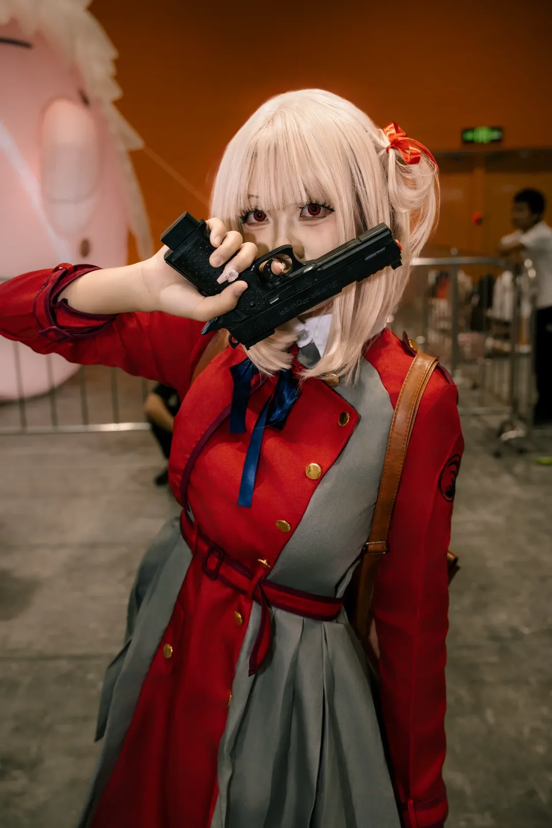 漫展返图, cosplay摄影, 场照分享, 红制服造型, 持枪cos - 第2张