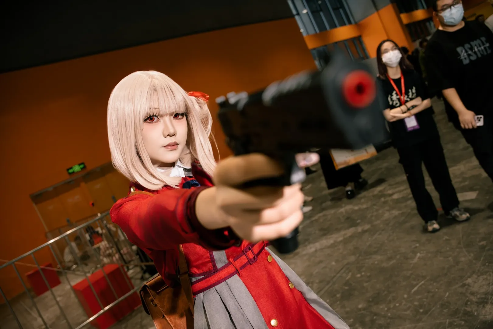 漫展返图, cosplay摄影, 场照分享, 红制服造型, 持枪cos - 第4张