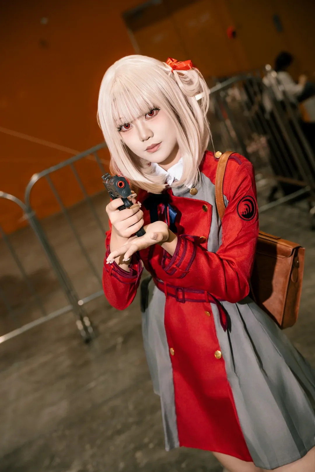 漫展返图, cosplay摄影, 场照分享, 红制服造型, 持枪cos - 第6张