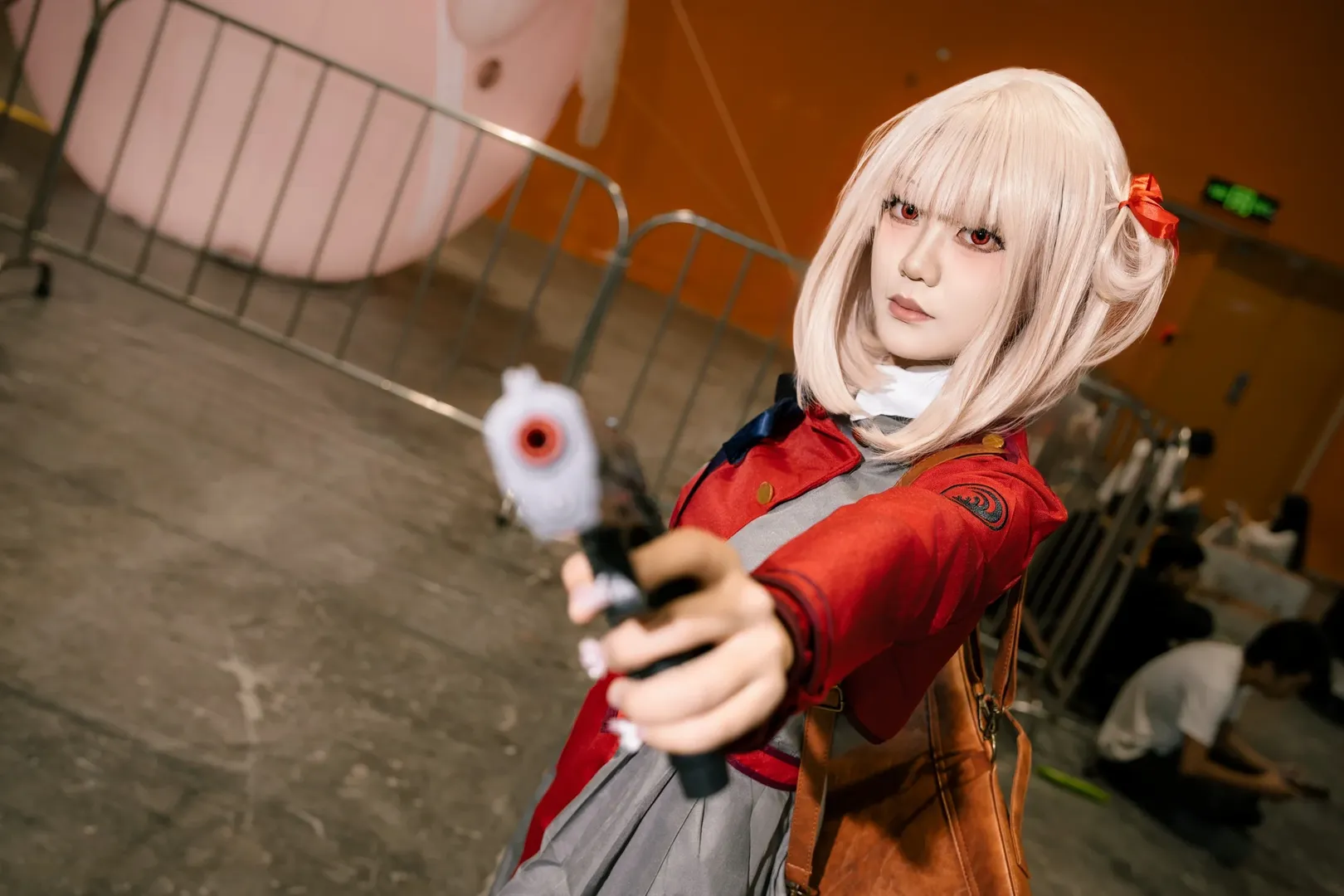 漫展返图, cosplay摄影, 场照分享, 红制服造型, 持枪cos - 第7张