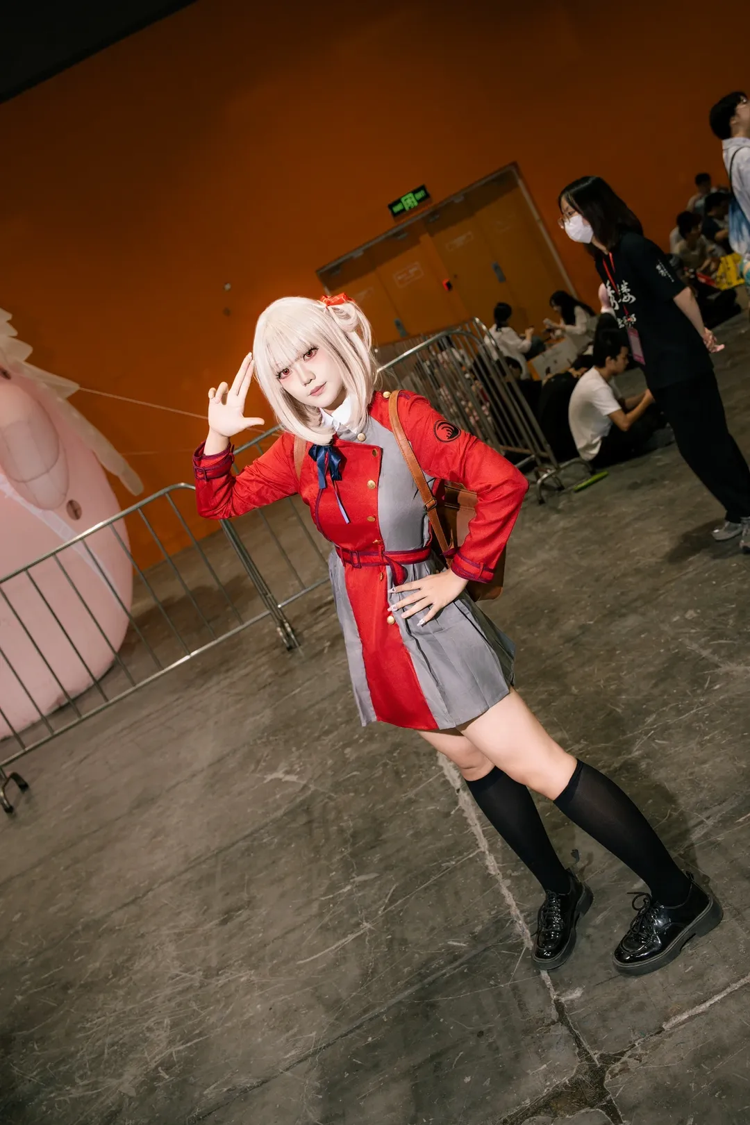 漫展返图, cosplay摄影, 场照分享, 红制服造型, 持枪cos - 第9张