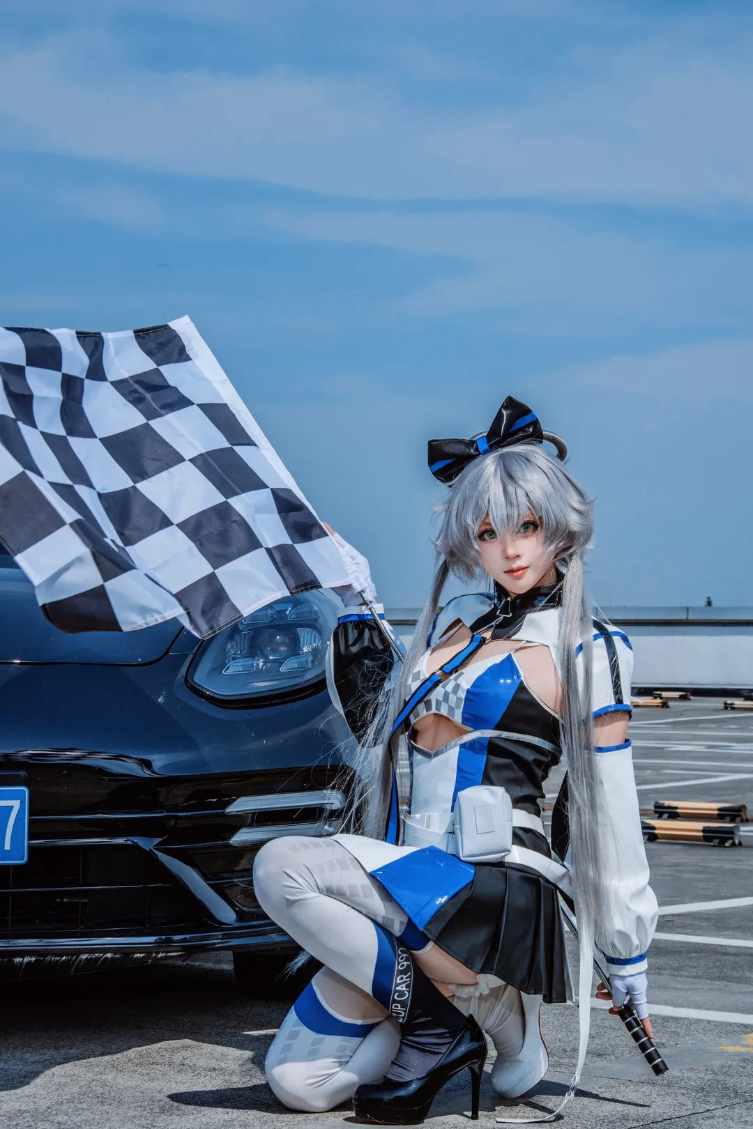 洛天依cos, VOCALOID, 赛车风穿搭, 楼顶车库拍摄, 黑白方格旗 - 第2张