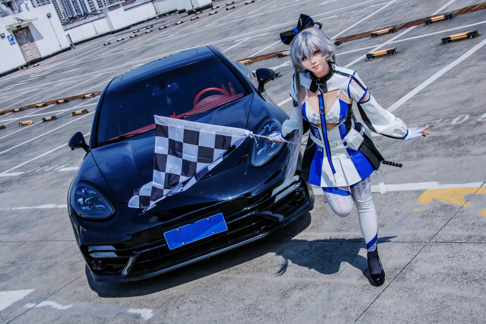 洛天依cos, VOCALOID, 赛车风穿搭, 楼顶车库拍摄, 黑白方格旗