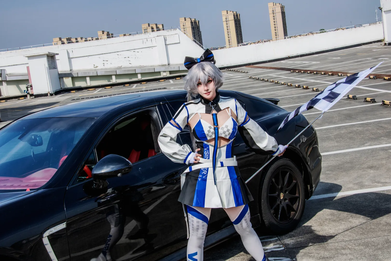 洛天依cos, Vsinger, 黑白方格旗, 赛车服cosplay, 顶楼停车场 - 第1张