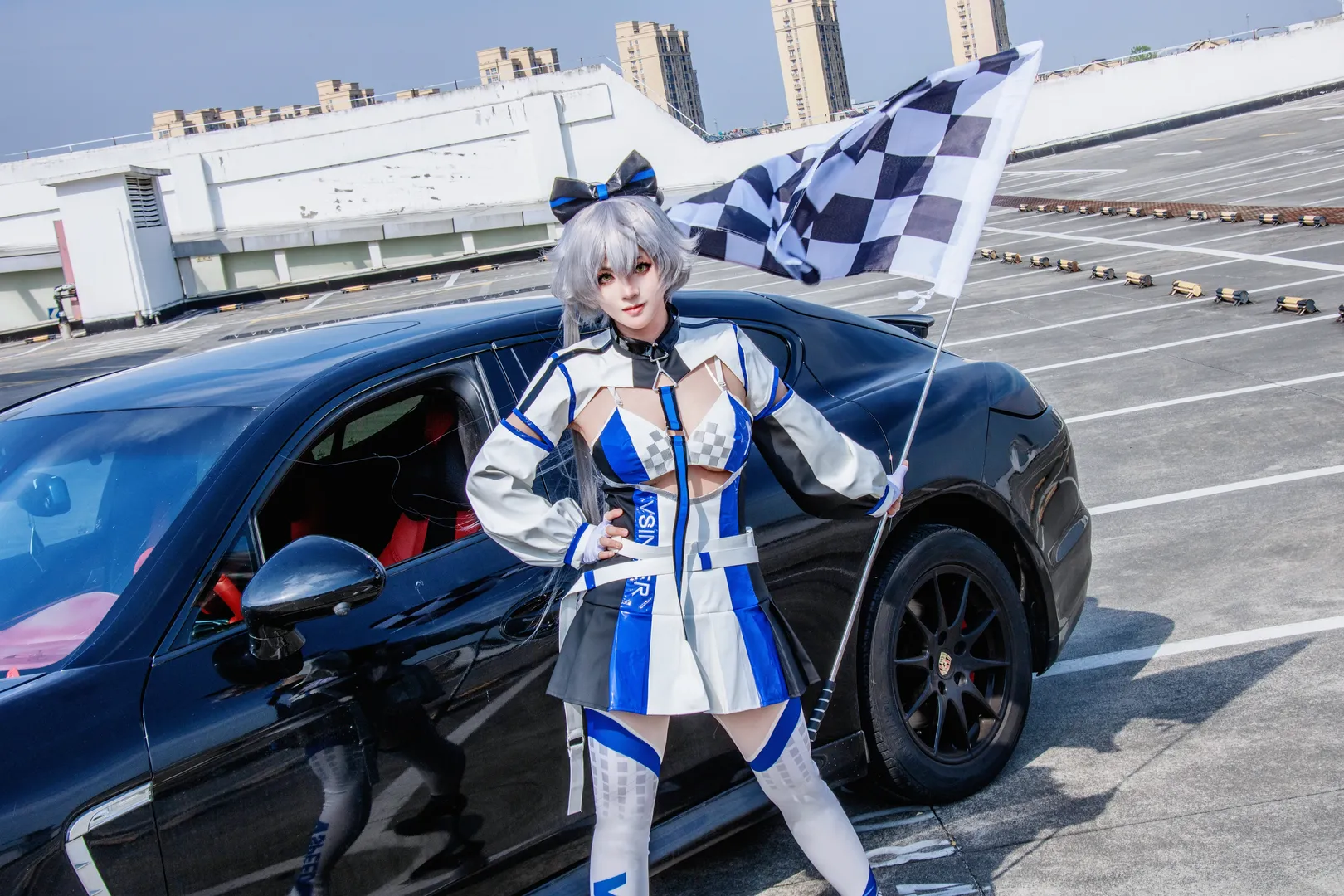 洛天依cos, Vsinger, 黑白方格旗, 赛车服cosplay, 顶楼停车场 - 第2张