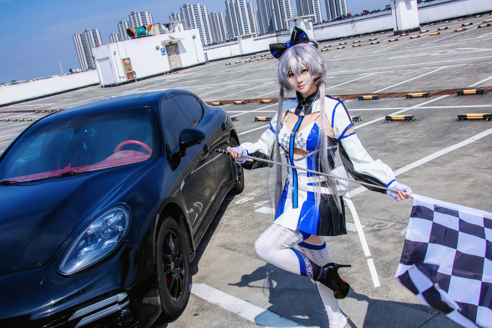 洛天依cos, Vsinger, 黑白方格旗, 赛车服cosplay, 顶楼停车场