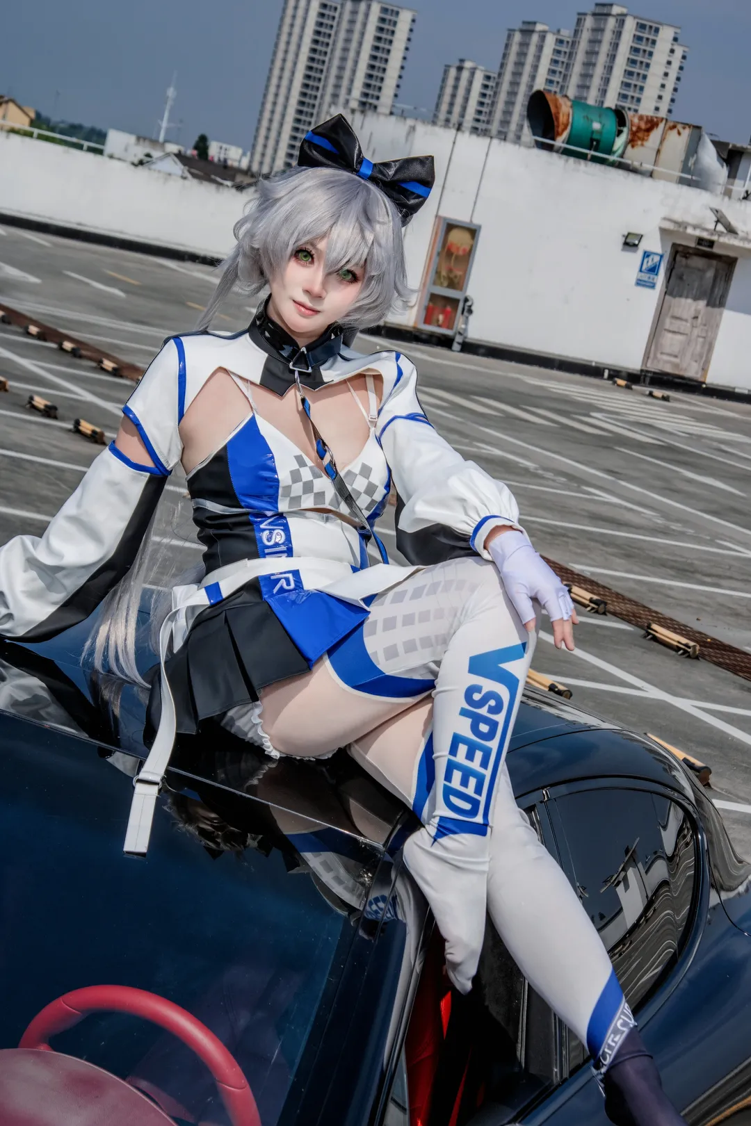 洛天依cos, 赛车服, Vsinger, cosplay分享, 屋顶摄影 - 第1张