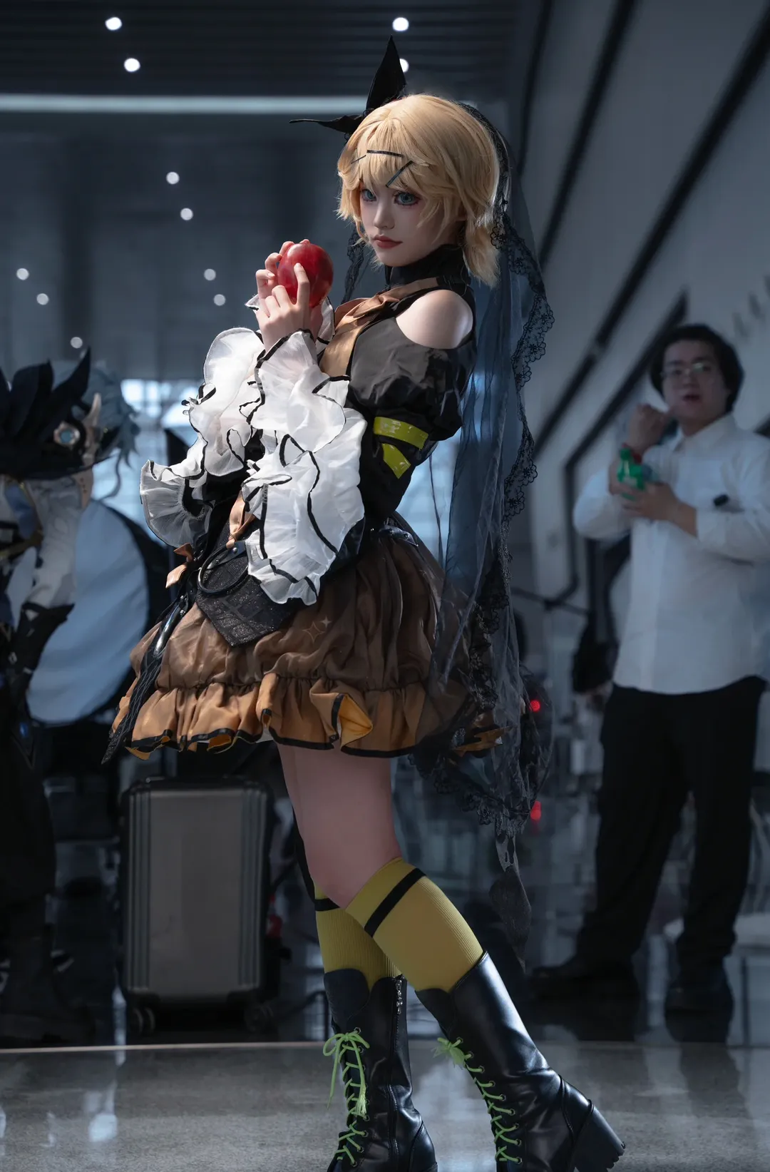漫展摄影, 二次元装扮, Vocaloid, 镜音铃cos, 红苹果道具 - 第3张