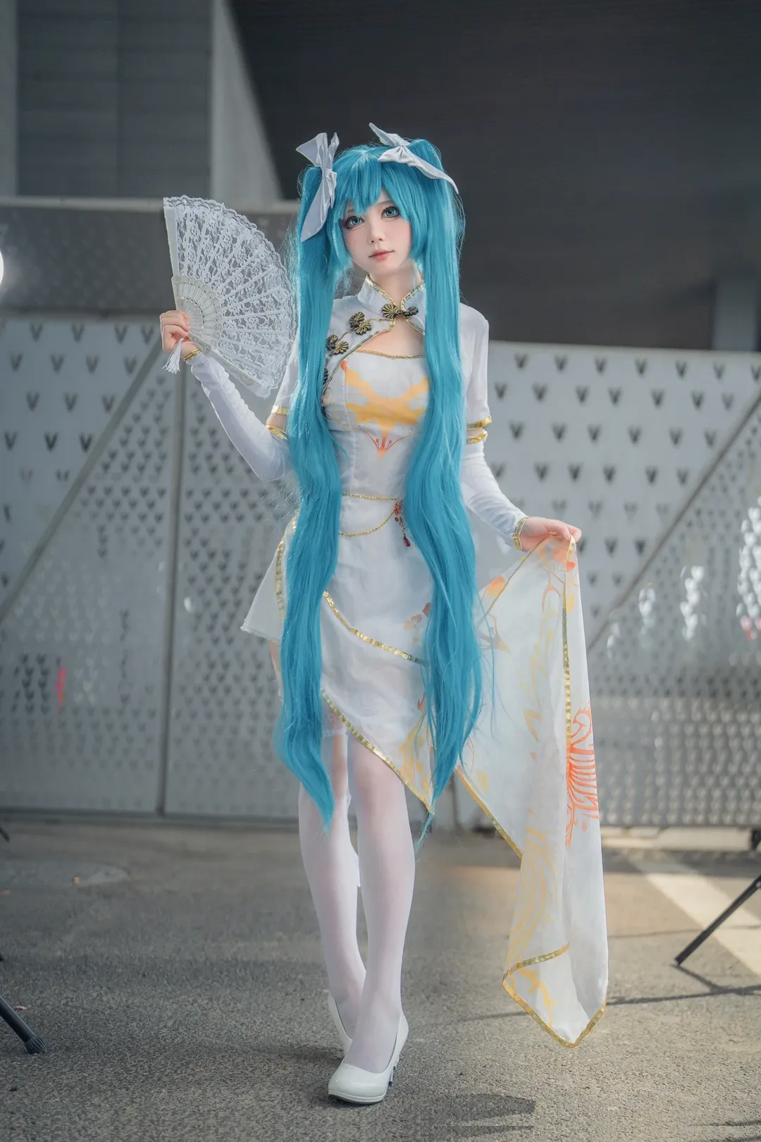 漫展场照, 初音未来, 初音未来cos, 国风cosplay, 白裙折扇 - 第3张