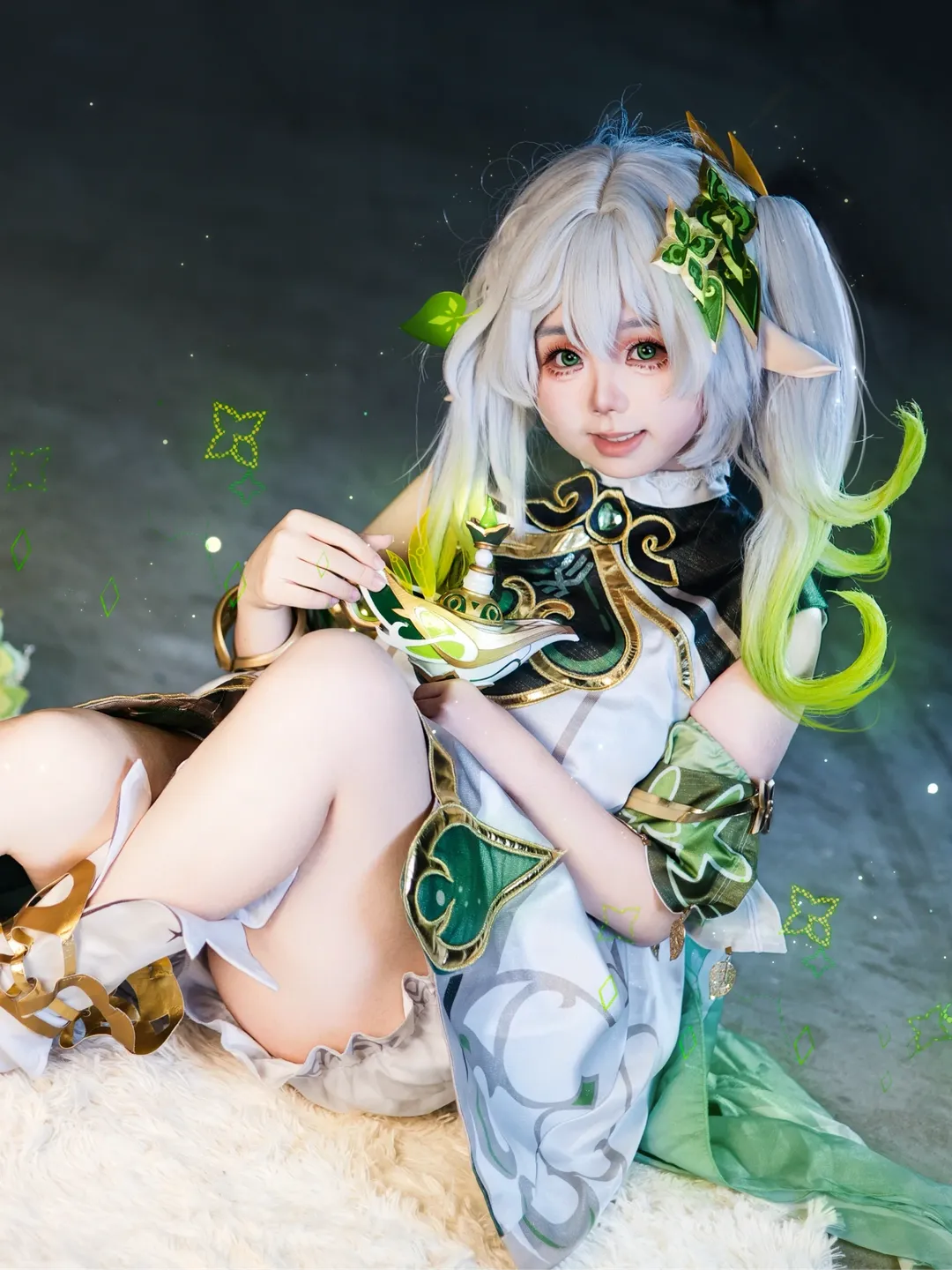 二次元摄影, 纳西妲cos, cosplay场照, 精灵耳假发, 白绿配色服饰 - 第1张