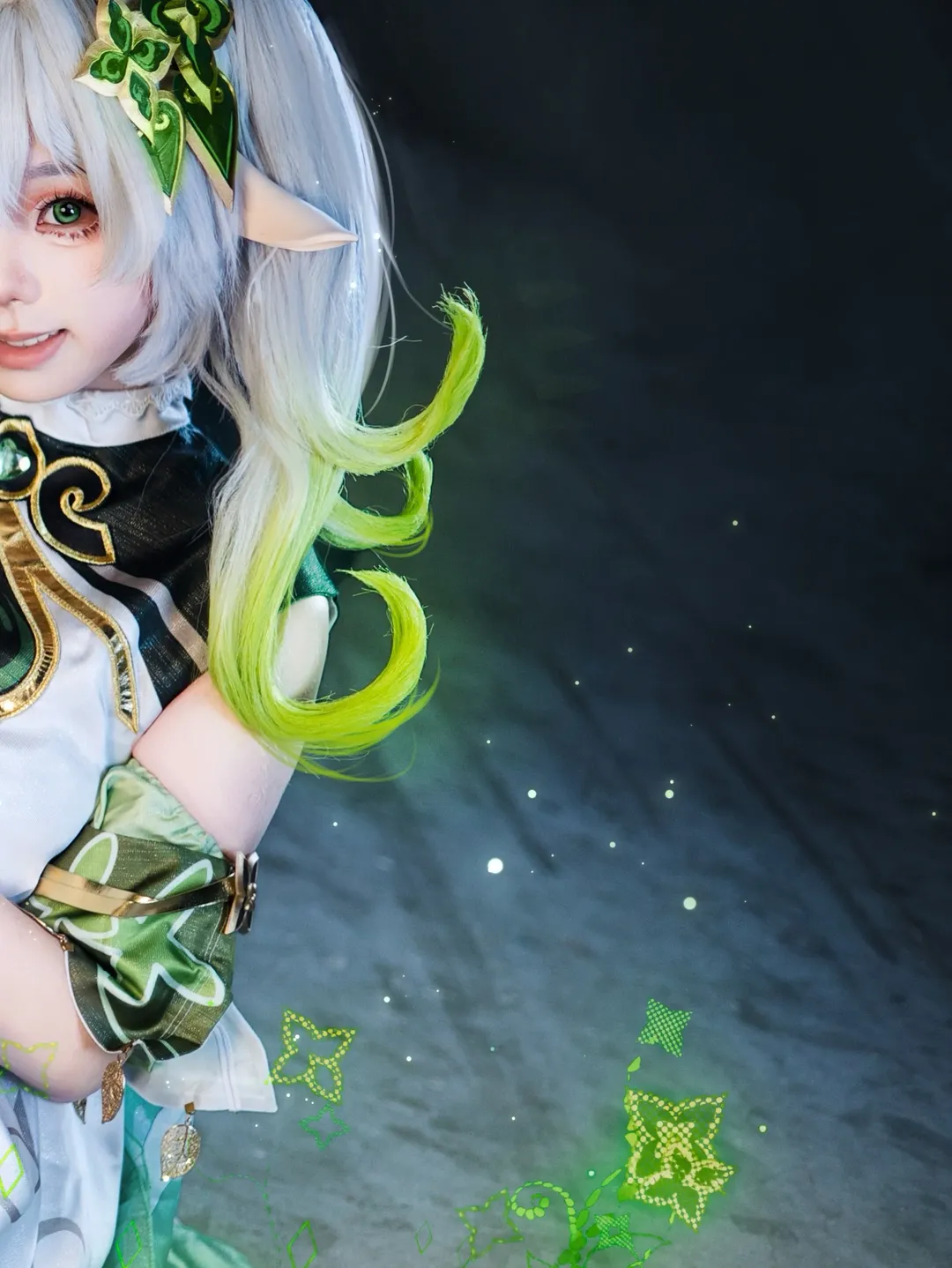 二次元摄影, 纳西妲cos, cosplay场照, 精灵耳假发, 白绿配色服饰 - 第4张