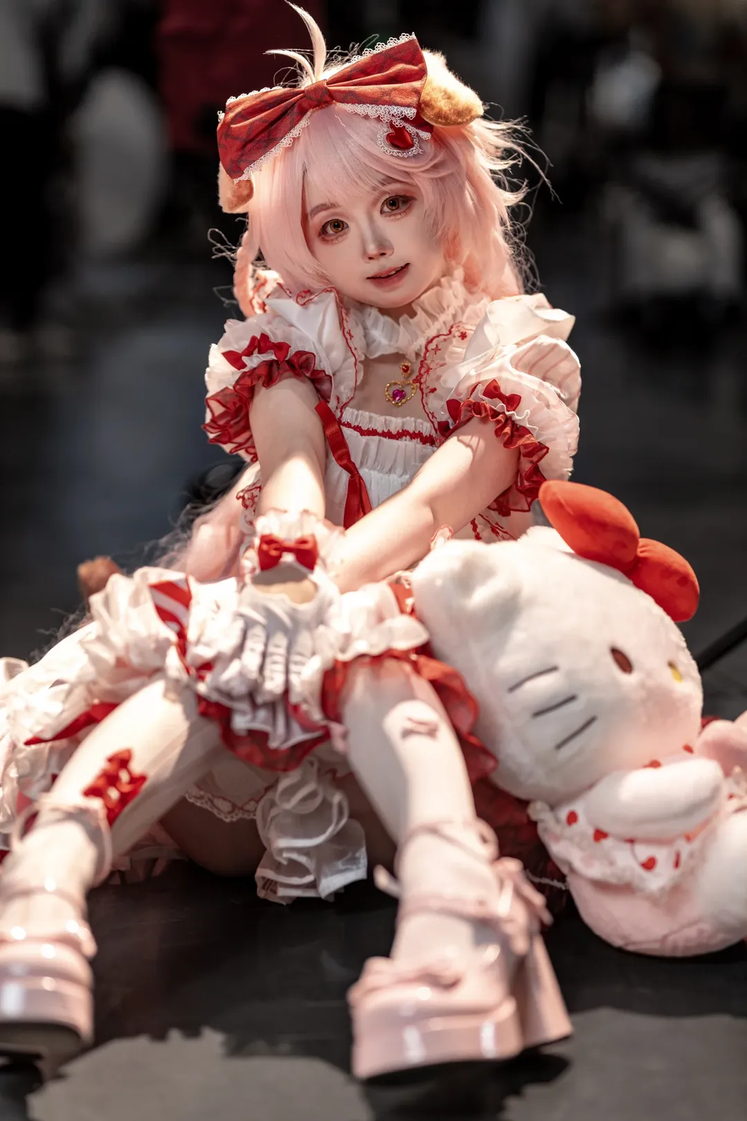 イベント写真, アークナイツ, ゴールデングロー コスプレ, サンリオコラボ, ピンク髪の可愛い女の子 - 2枚目