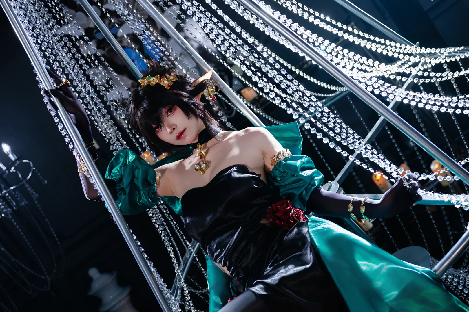 Arknights, Red and green color scheme, Gothic style outfit, Cosplay photography, Entelechia cosplay