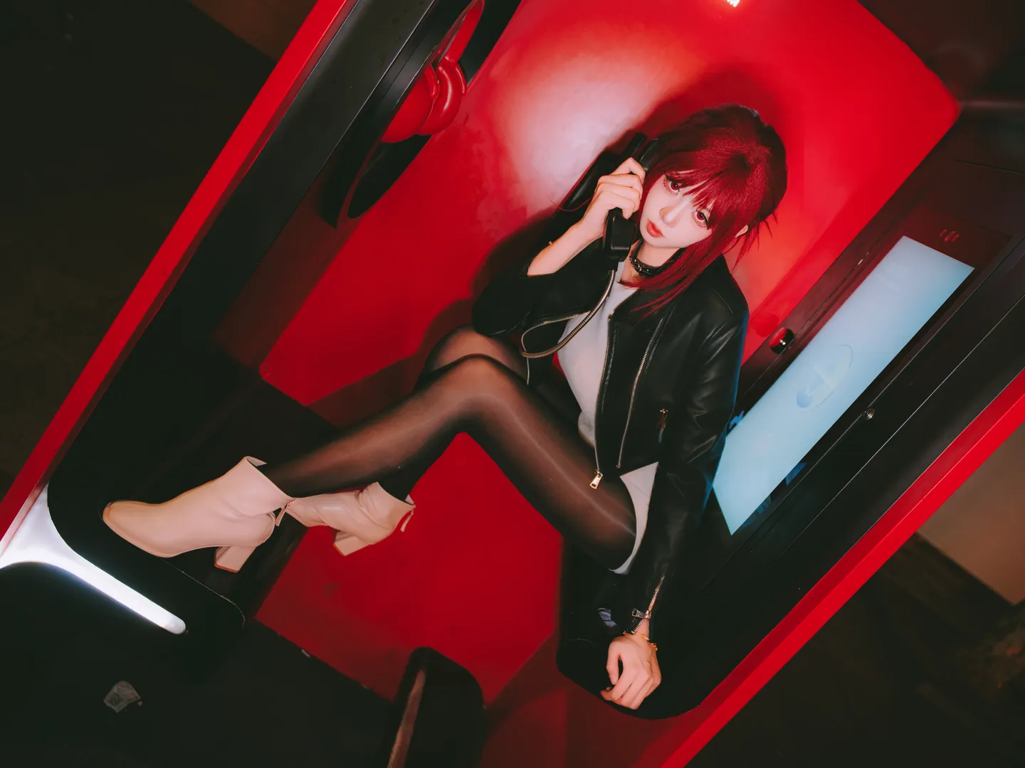 cosplay日常, 山田小姐cos, 田山小姐cos, 电话亭摄影, 红发皮衣 - 第2张