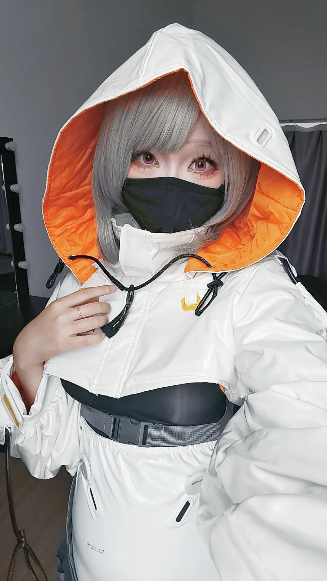 cosplay日常, 银灰假发cosplay, 机能风外套, 白橙搭配, 口罩妆造