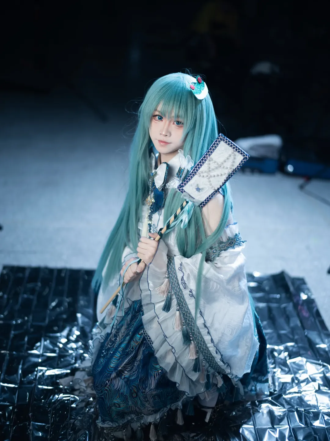 东方project, 东风谷早苗cos, cosplay摄影, 蓝白巫女服, 道具扇 - 第1张