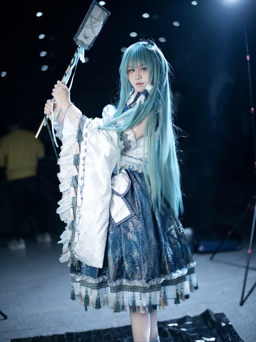 东方project, 东风谷早苗cos, cosplay摄影, 蓝白巫女服, 道具扇 - 第3张