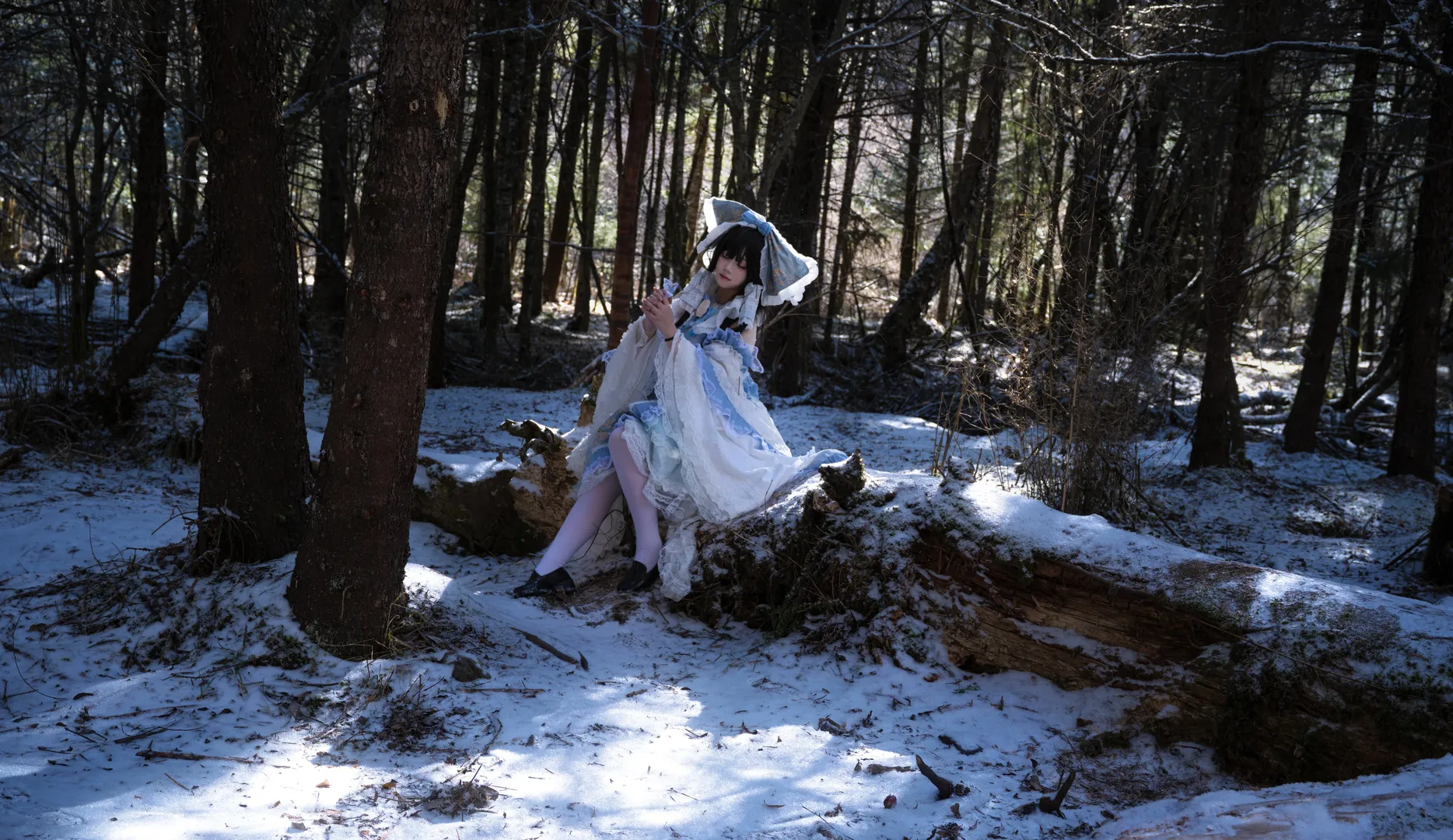 博麗霊夢コスプレ, 東方Project, 林間撮影, 雪景色ロケ撮影, 冬のコスプレ - 2枚目