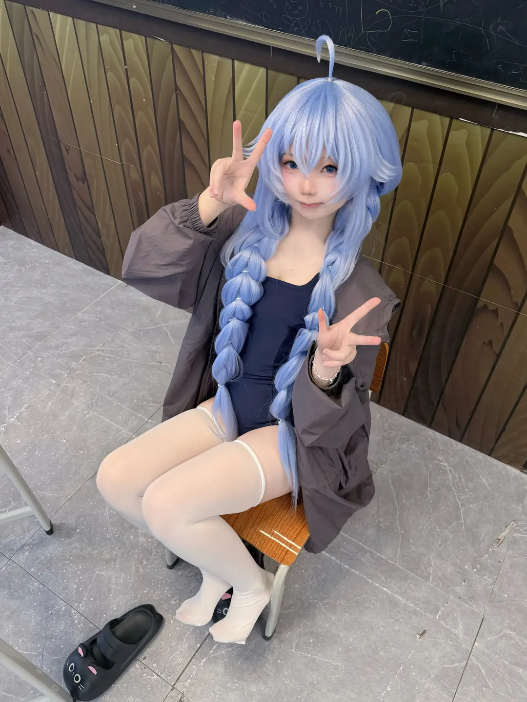 二次元cosplay, 洛琪希cos, 无职转生, 教室拍摄, 连体泳衣cos - 第1张