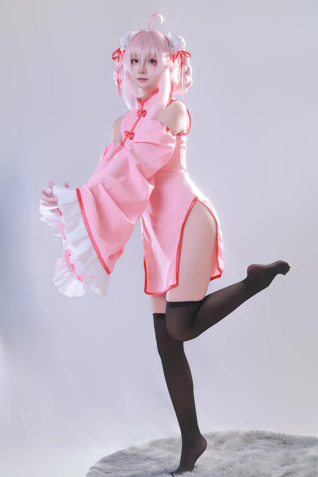 Blue Archive, Yutori Natsu cosplay, Anime-style portrait, Qipao pose reference, Pink-haired cosplayer
