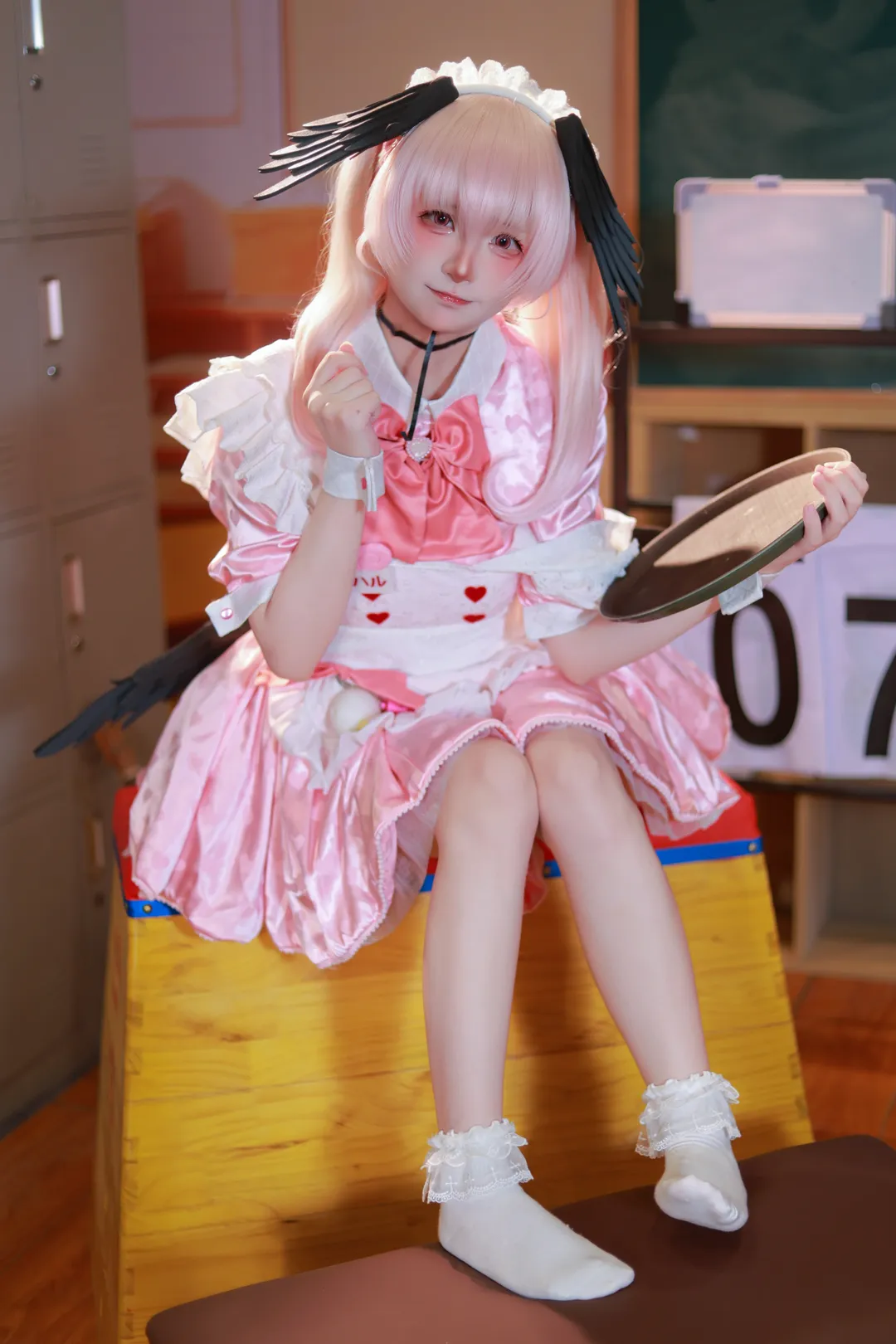 二次元コスプレ, 下江コハル コスプレ, ツインテール, ピンクのメイド服, キャンパスシーン - 1枚目