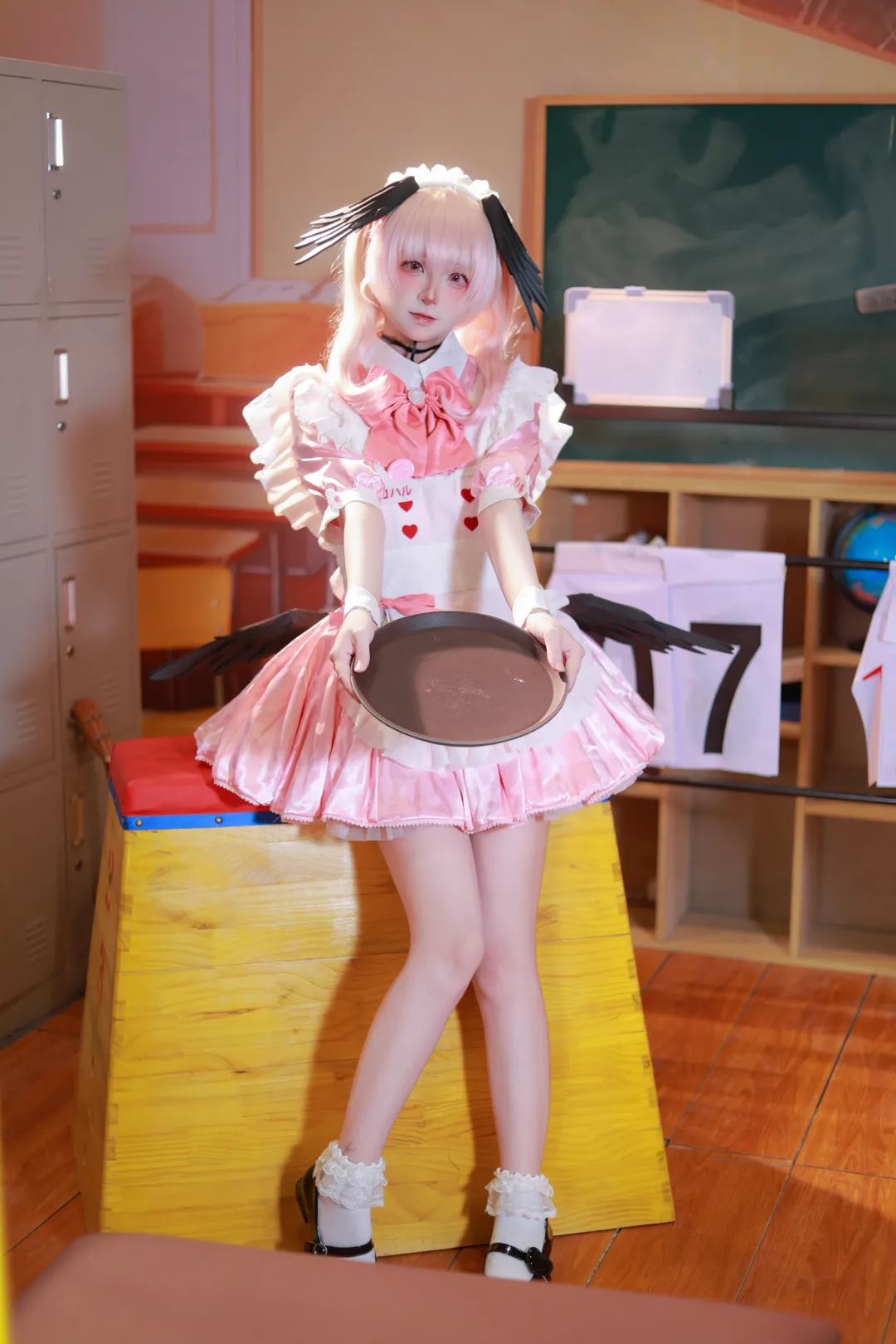 二次元cosplay, 下江小春cos, 双马尾, 粉色女仆装, 校园场景