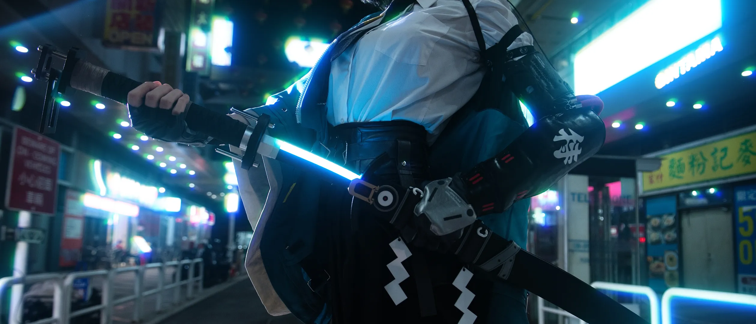 绝区零, 星见雅cos, 赛博朋克摄影, 夜景cosplay, 发光道具