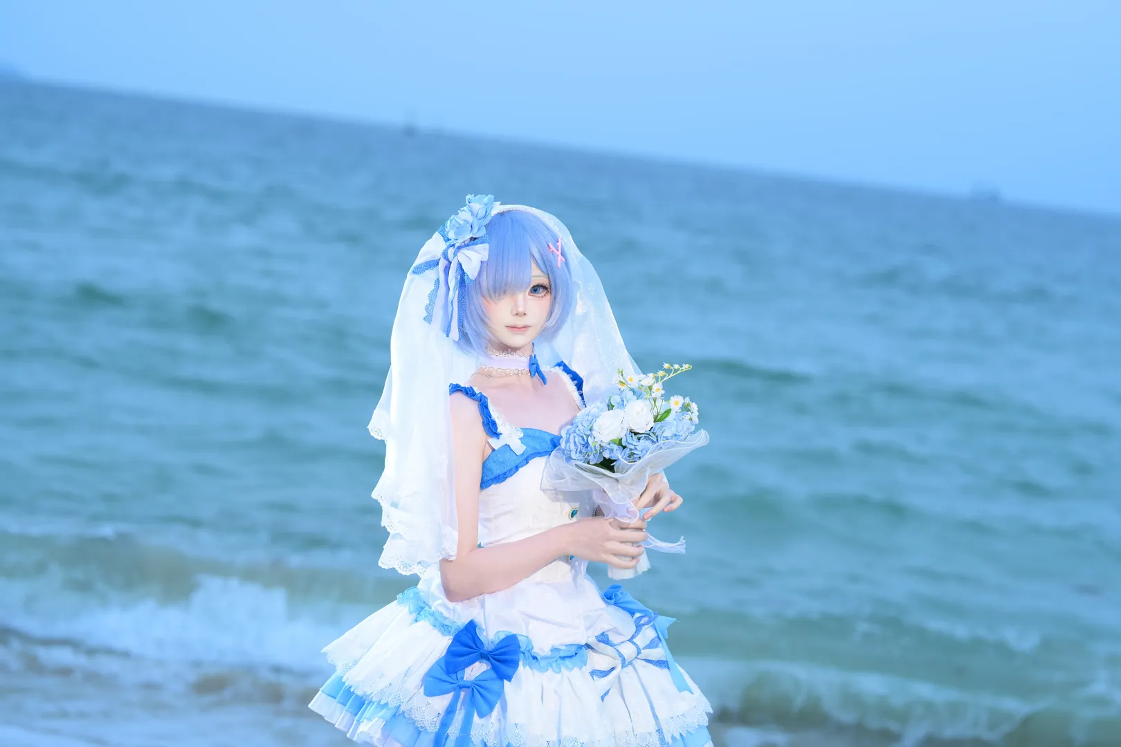 青系コーデ, レム コスプレ, 海辺のポートレート, コスプレ撮影, 花嫁コスプレ - 3枚目