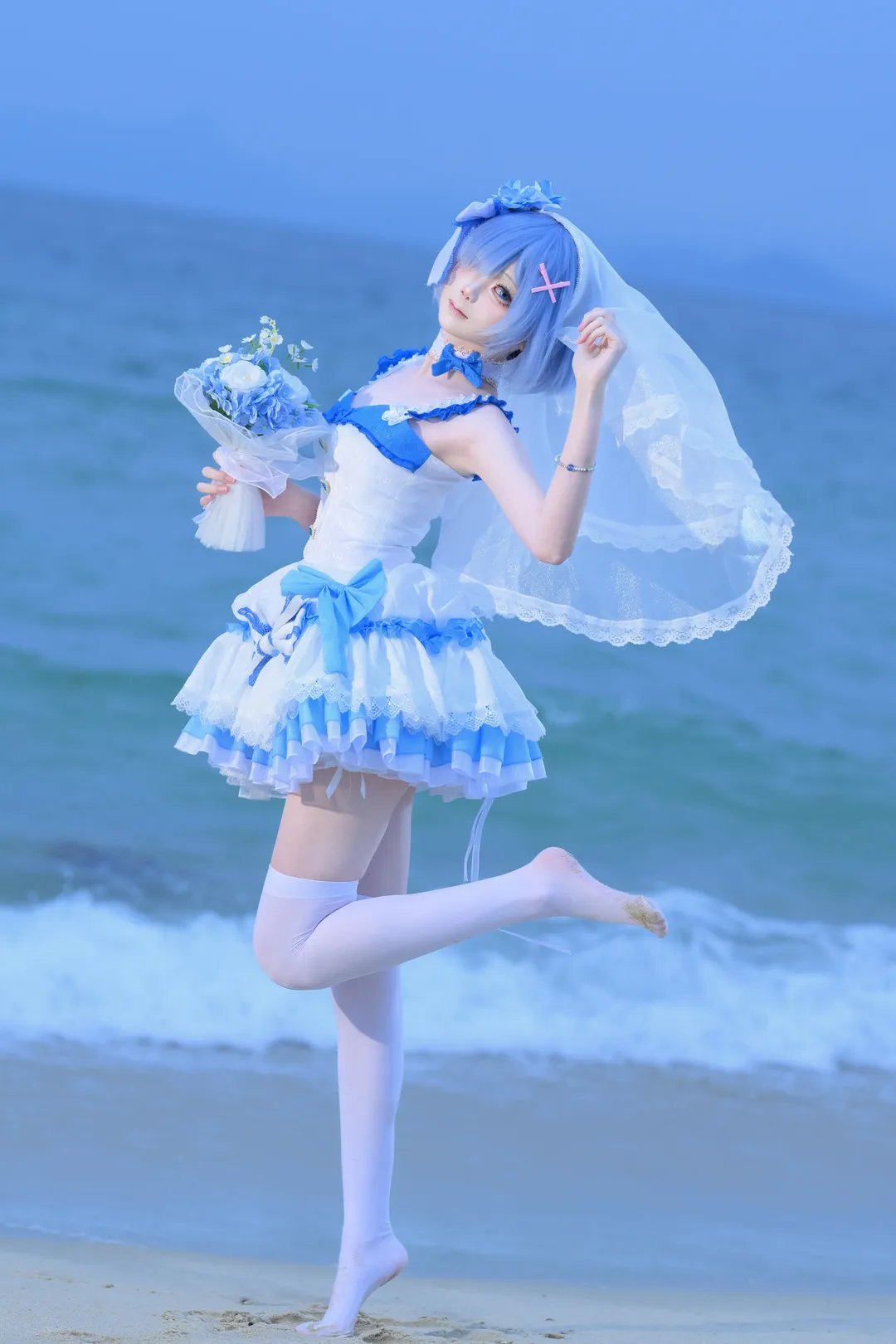 二次元撮影, レム コスプレ, 雰囲気のある写真, 海辺のロケ, ウェディングドレススタイル