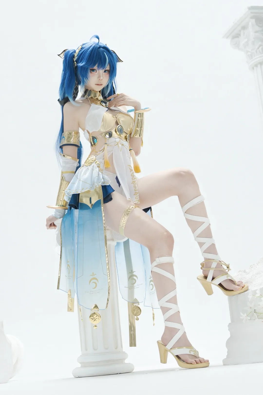 鸣潮, 尤诺cos, cosplay摄影, 高调棚拍, 白金色调
