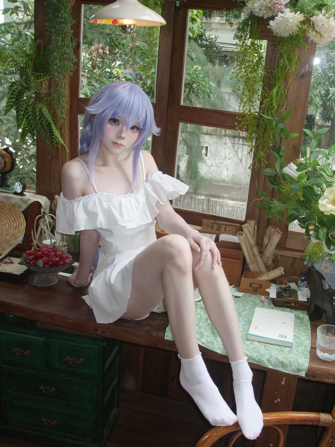 洛琪希cos, 无职转生, 氛围感cos, 蓝色双麻花, 居家白裙 - 第1张