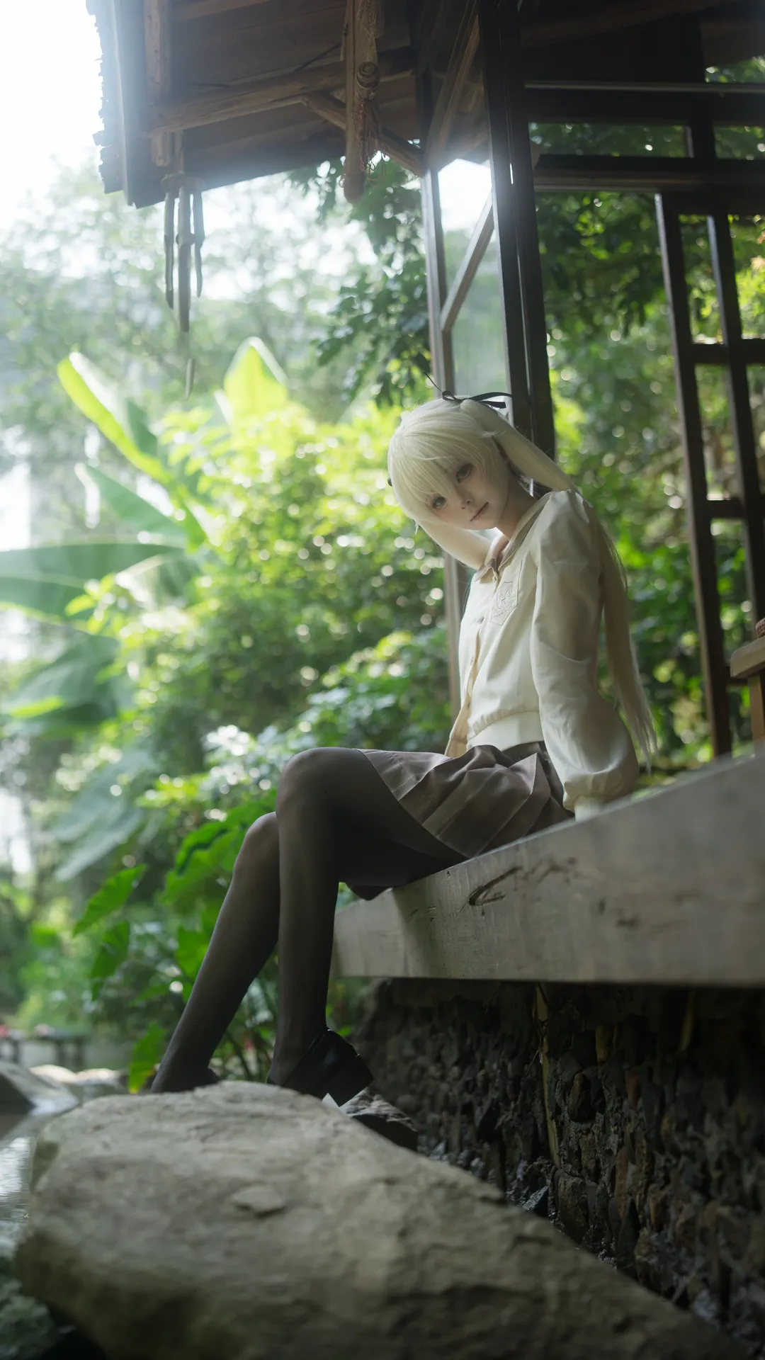 户外写真, 春日野穹cos, cosplay摄影, 白毛双马尾, 校园风穿搭 - 第1张
