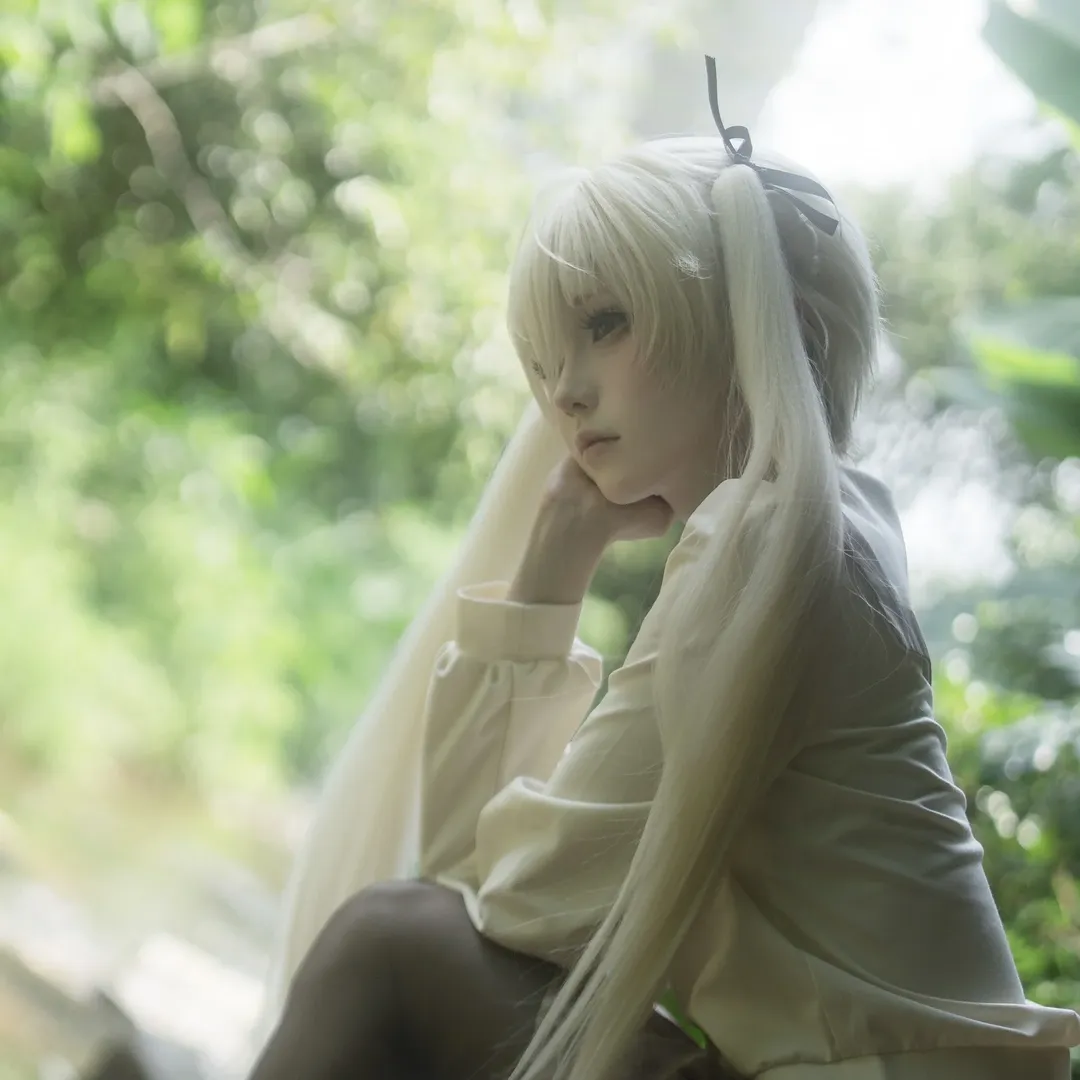 户外写真, 春日野穹cos, cosplay摄影, 白毛双马尾, 校园风穿搭 - 第2张