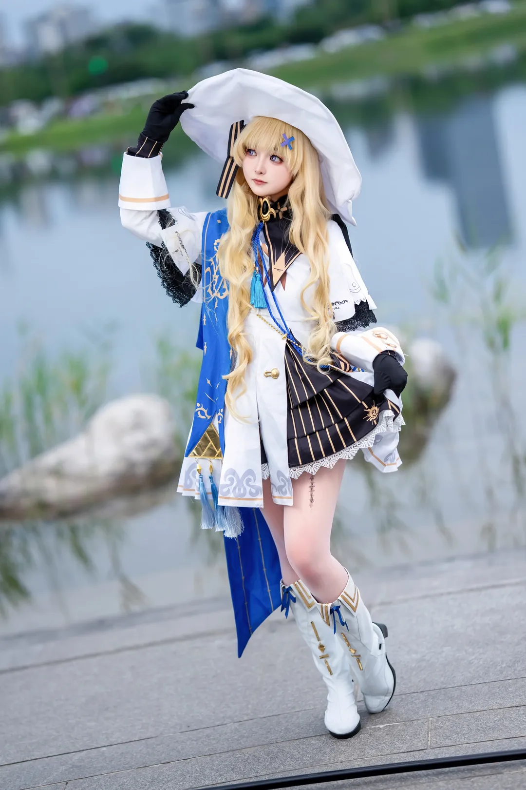 菲比cos, 鳴潮, 漫展場照, cosplay攝影, 白絲穿搭