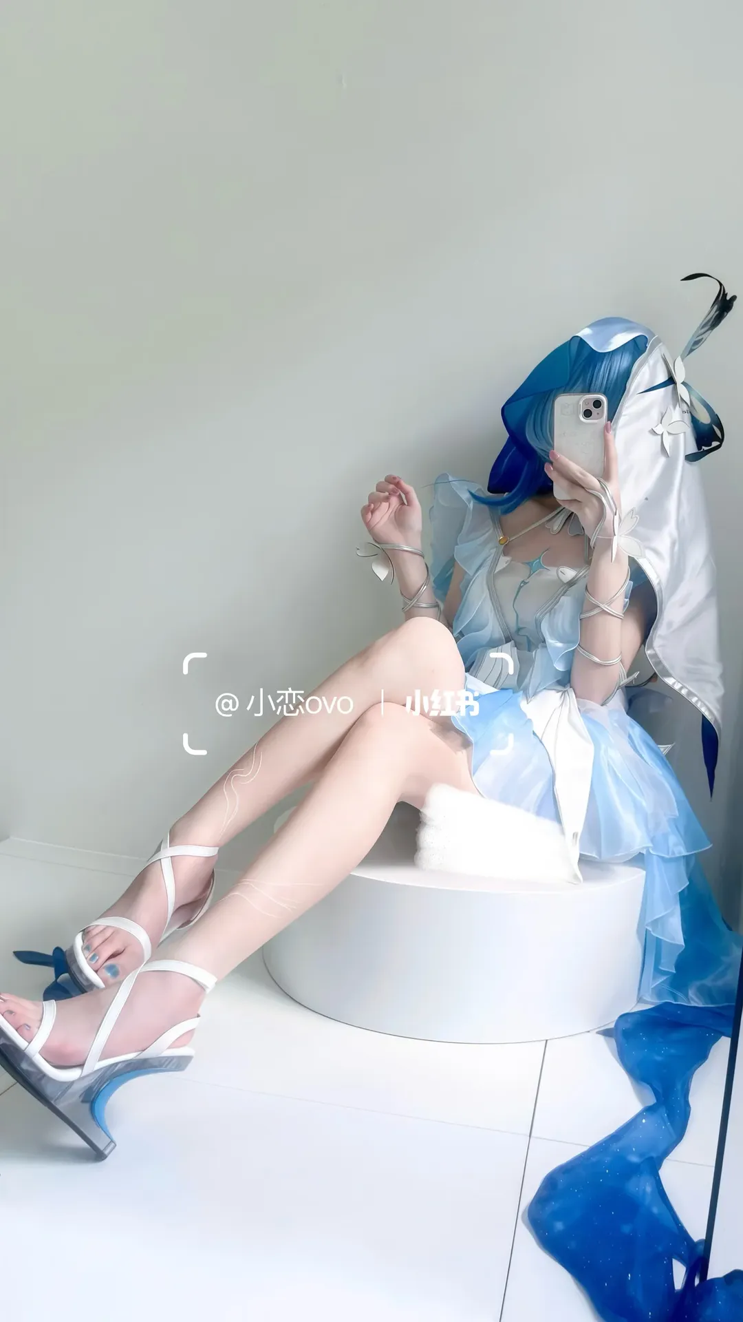 The Shorekeeper cosplay, Mirror selfie, White thigh-highs outfit, Cosplay photo sharing, Blue and white outfit - Image 2