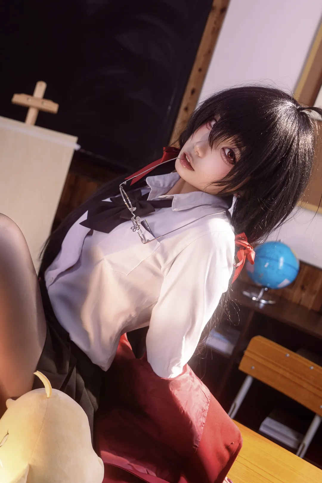 二次元コスプレ, 大鳳コスプレ, キャンパス風の写真, 教室の光と影, 黒ストッキングとローファー - 1枚目