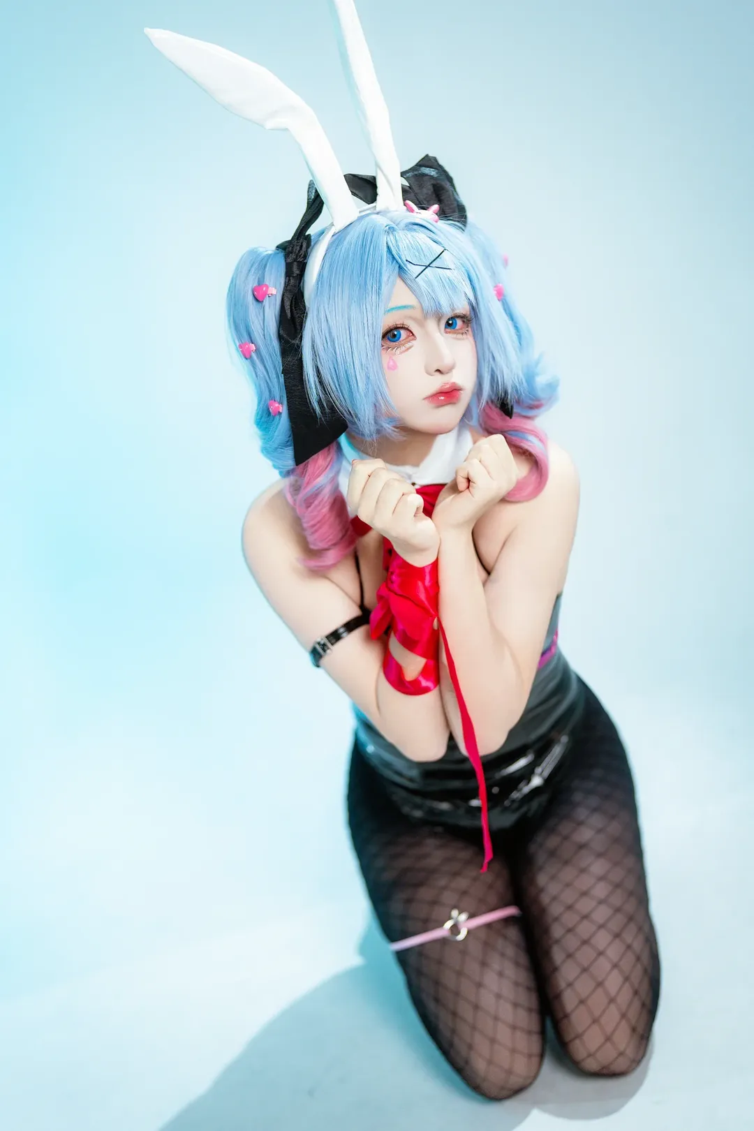 二次元撮影, バニーガールコスプレ, エナメルコーデ, 男性コスプレイヤー, スタジオ撮影 - 1枚目
