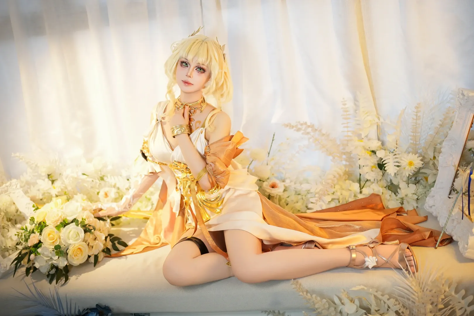 アグライア コスプレ, 崩壊：スターレイル, コスプレ撮影, 金髪・緑眼のメイクとスタイリング, 舞台のような画面 - 1枚目