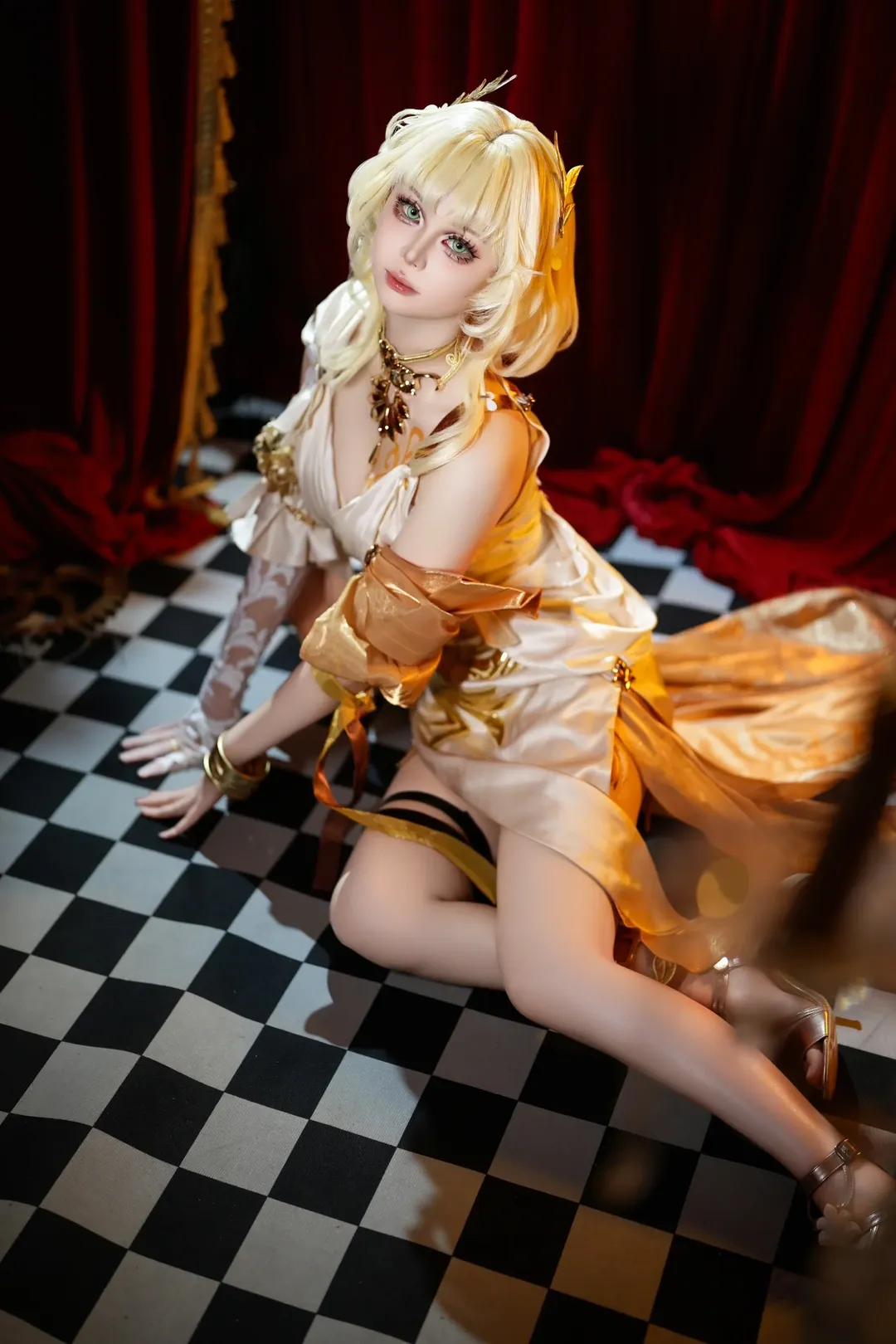 アグライア コスプレ, 崩壊：スターレイル, コスプレ撮影, 金髪・緑眼のメイクとスタイリング, 舞台のような画面 - 2枚目