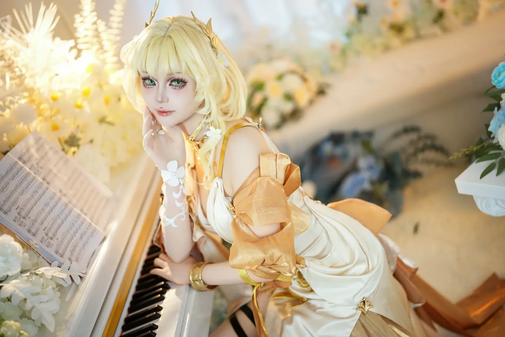 アグライア コスプレ, 崩壊：スターレイル, コスプレ撮影, 金髪・緑眼のメイクとスタイリング, 舞台のような画面 - 3枚目