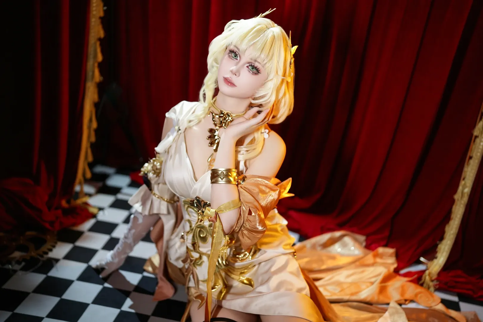 アグライア コスプレ, 崩壊：スターレイル, コスプレ撮影, 金髪・緑眼のメイクとスタイリング, 舞台のような画面 - 4枚目