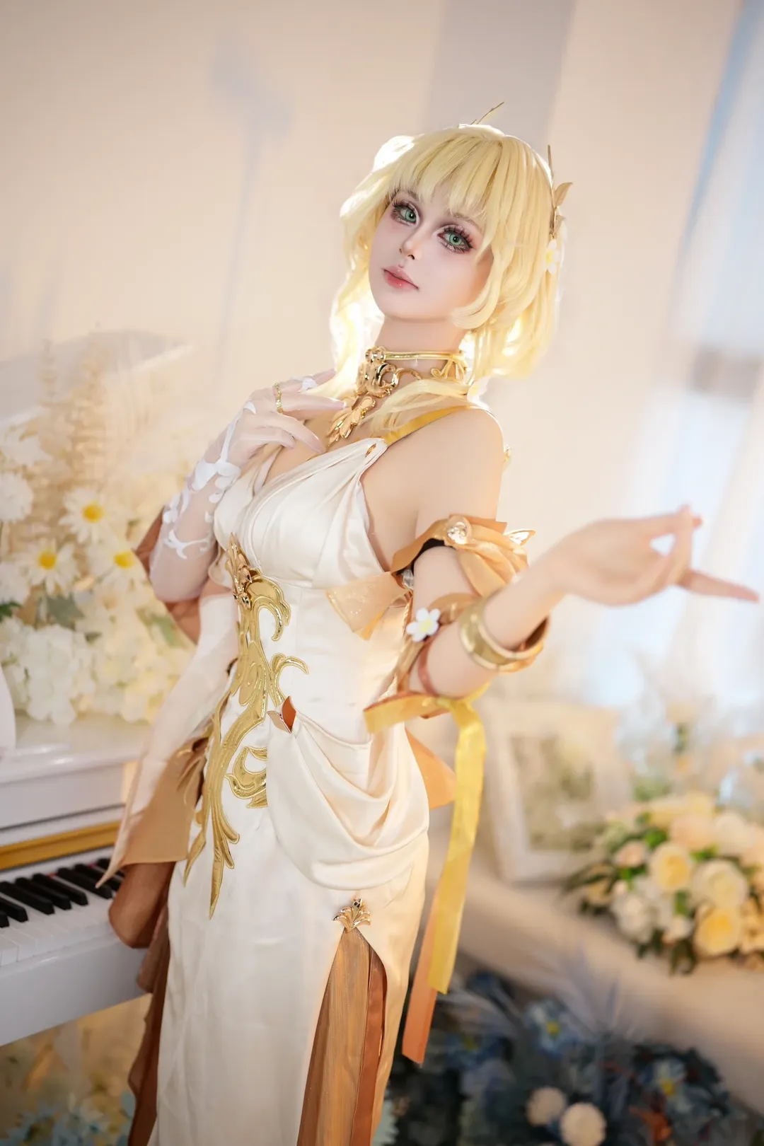 アグライア コスプレ, 崩壊：スターレイル, コスプレ撮影, 金髪・緑眼のメイクとスタイリング, 舞台のような画面 - 5枚目