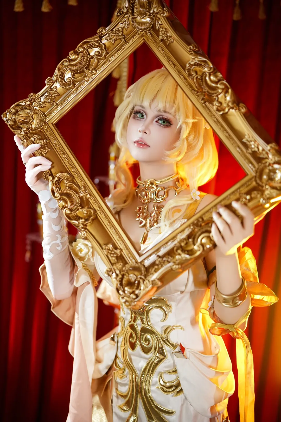 阿格莱雅cos, 崩坏星穹铁道, cosplay摄影, 金发绿瞳妆造, 舞台感画面
