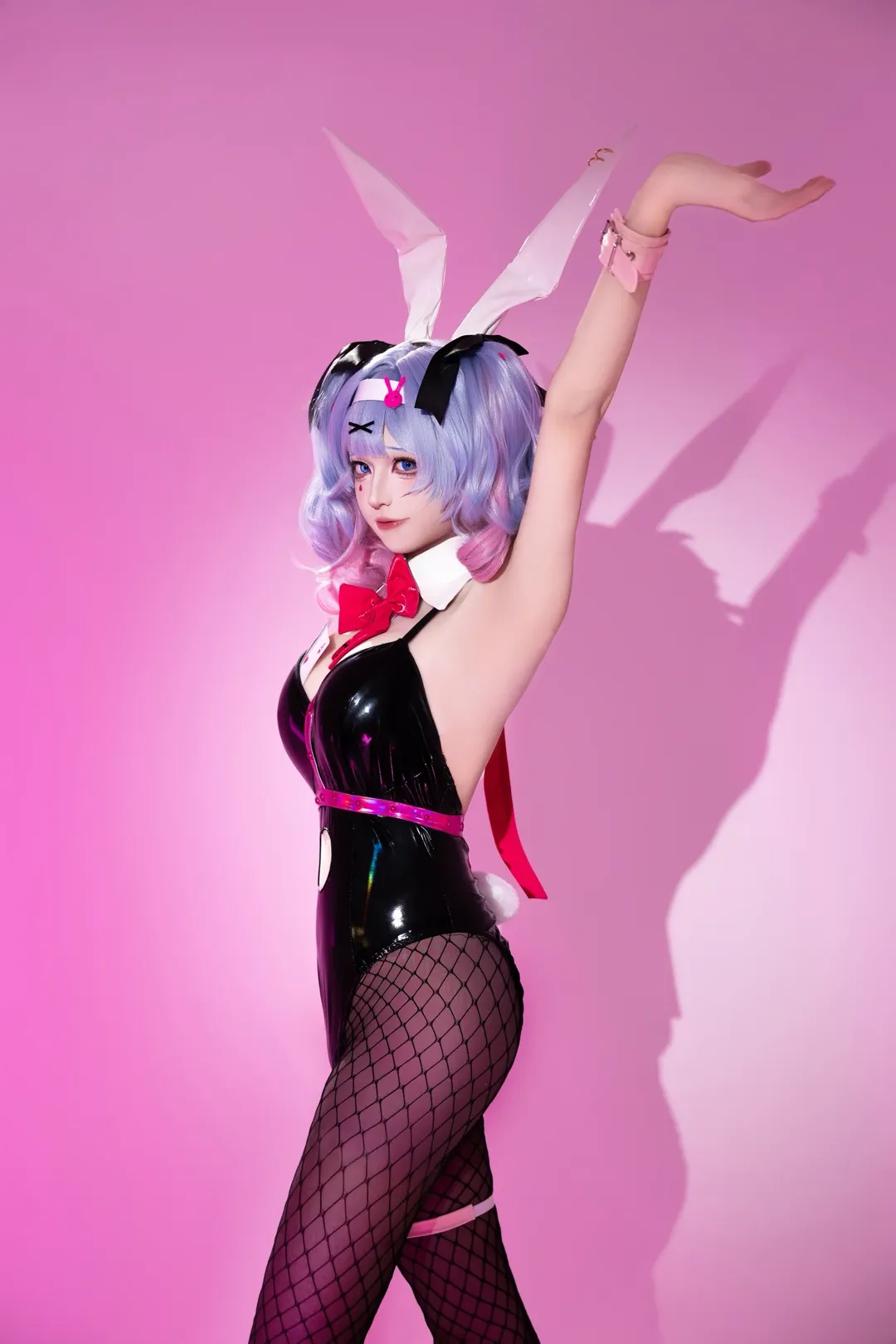 初音未来cos, 兔子洞, 双马尾cos, 漆皮连体衣, 粉背景摄影