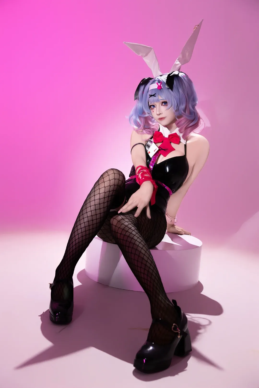 初音未来cos, 兔子洞, 双马尾cos, 漆皮连体衣, 粉背景摄影 - 第3张