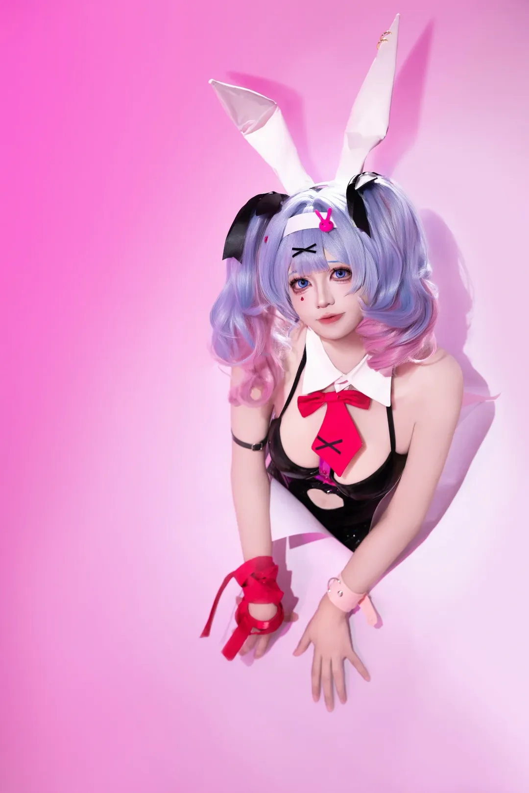 初音未来cos, 兔子洞, 双马尾cos, 漆皮连体衣, 粉背景摄影 - 第4张