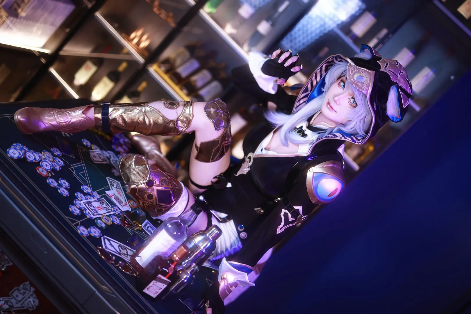 Cifera Cosplay, Honkai: Star Rail, Cosplay photography, Bar scene, Chivalrous thief style