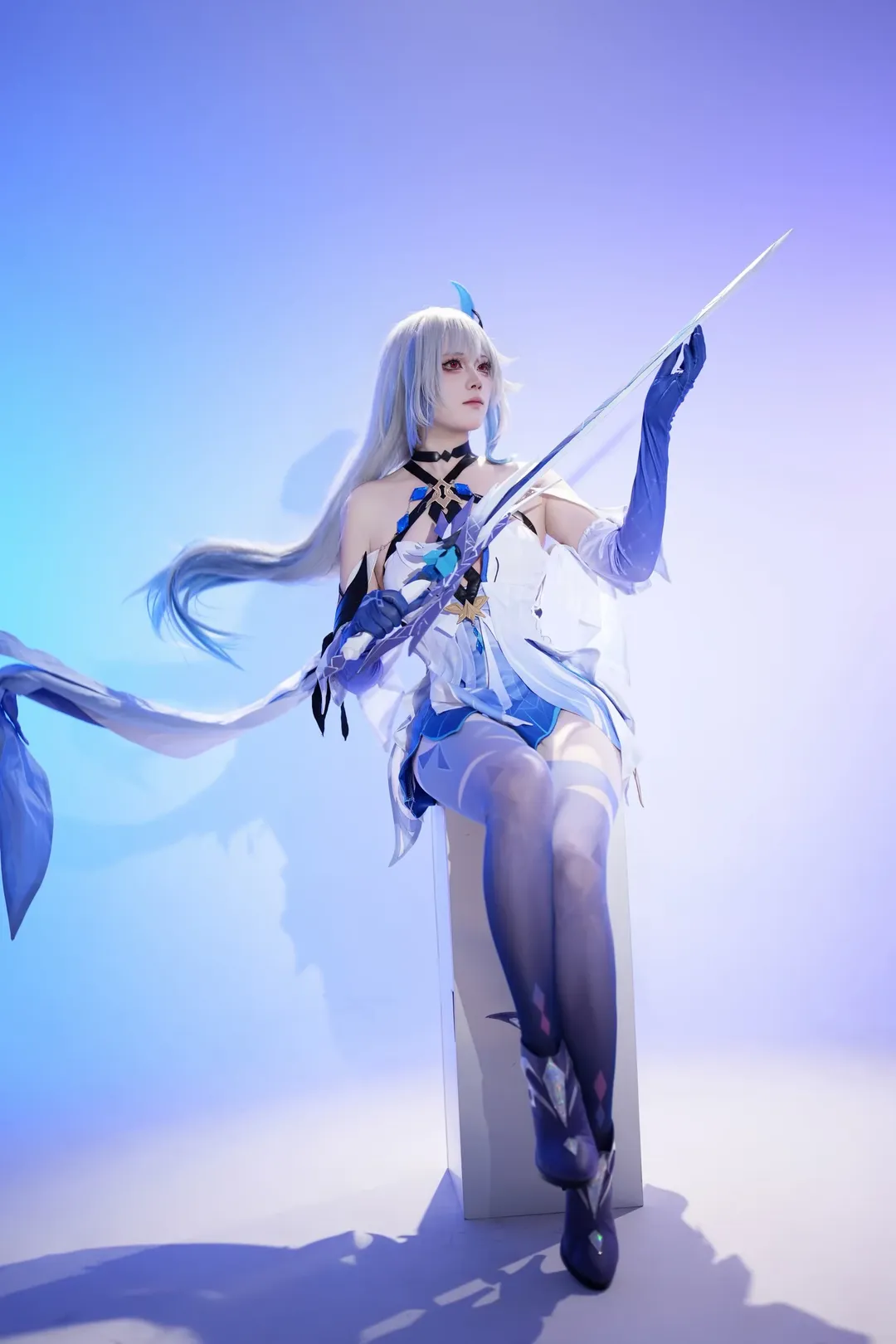 二次元撮影, スカーク コスプレ, 氷系メイク, 青と白の衣装, 高画質スタジオ撮影 - 1枚目