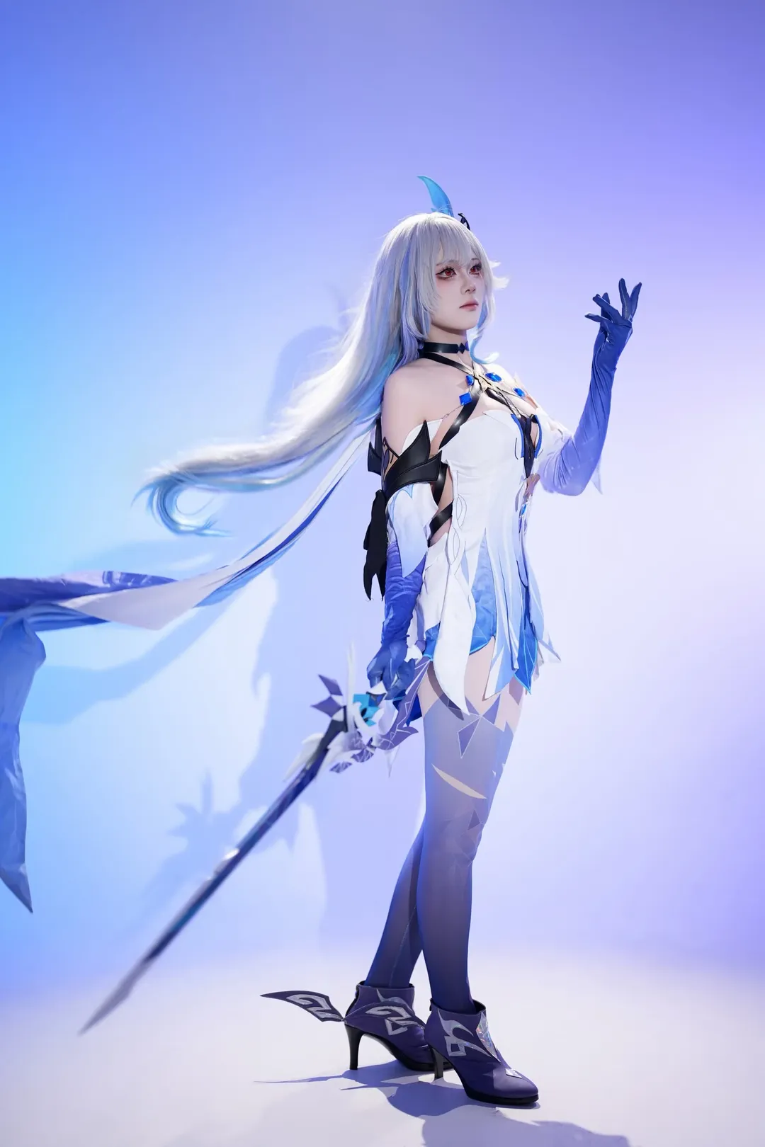 二次元撮影, スカーク コスプレ, 氷系メイク, 青と白の衣装, 高画質スタジオ撮影 - 2枚目